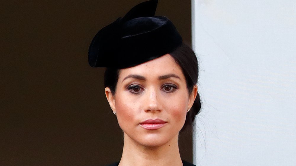 Meghan Markle en un fascinador de terciopelo negro