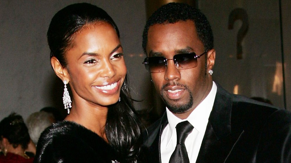 Kim Porter y Sean Combs, ambos vestidos de negro y sonriendo en el Kennedy Center Honors 2004