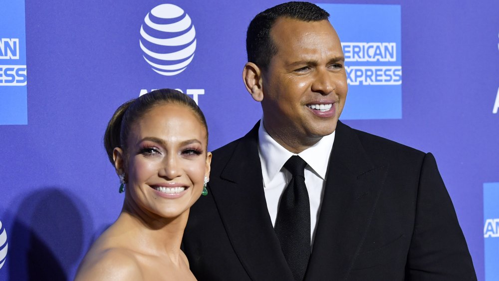 Jennifer Lopez, Alex Rodriguez posando juntos y sonriendo en un evento de cine 2020