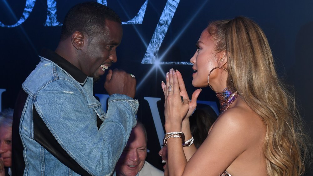 Sean Combs y Jennifer Lopez uno frente al otro y sonriendo mientras hablan en su residencia de Las Vegas 2018 después de la fiesta