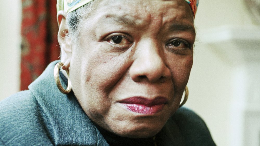 Maya Angelou posando para un retrato en Londres en 1999