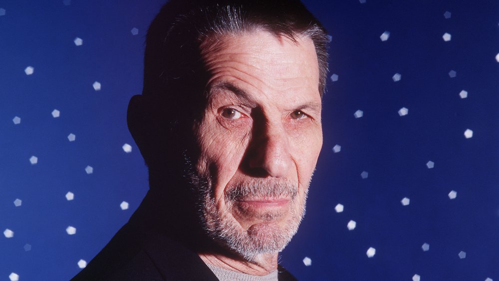 Leonard Nimoy posando para un retrato en 1999