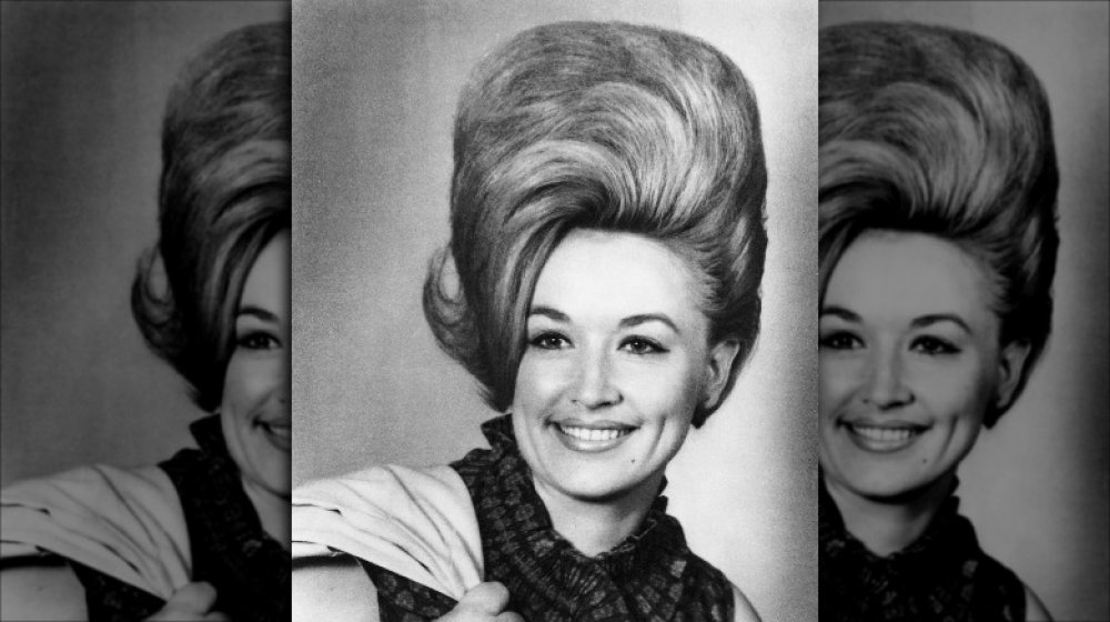 Fotografía en blanco y negro de Dolly Parton a los 19 años