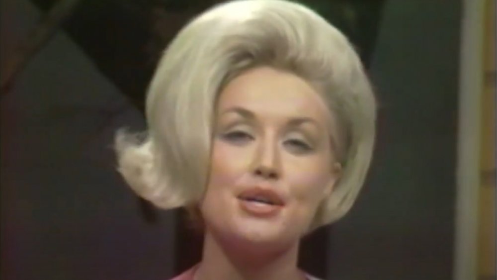 Dolly Parton actuando en The Porter Waggoner Show en 1967 a los 21 años