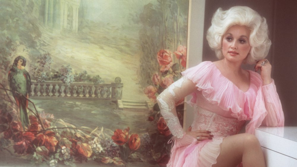 Dolly Parton con un vestido de encaje blanco y rosa en 1978 a los 32 años