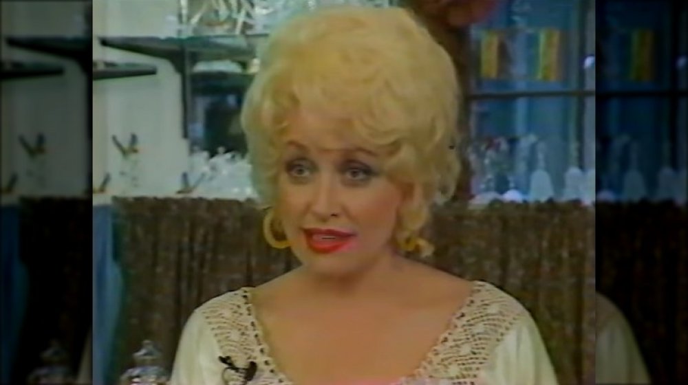 Dolly Parton al hablar durante una entrevista en 1986 a los 40 años.