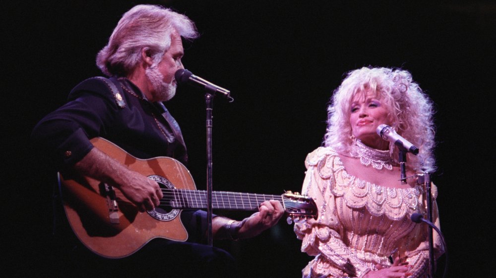 Kenny Rogers, Dolly Parton actuando en 1990 a los 44 años