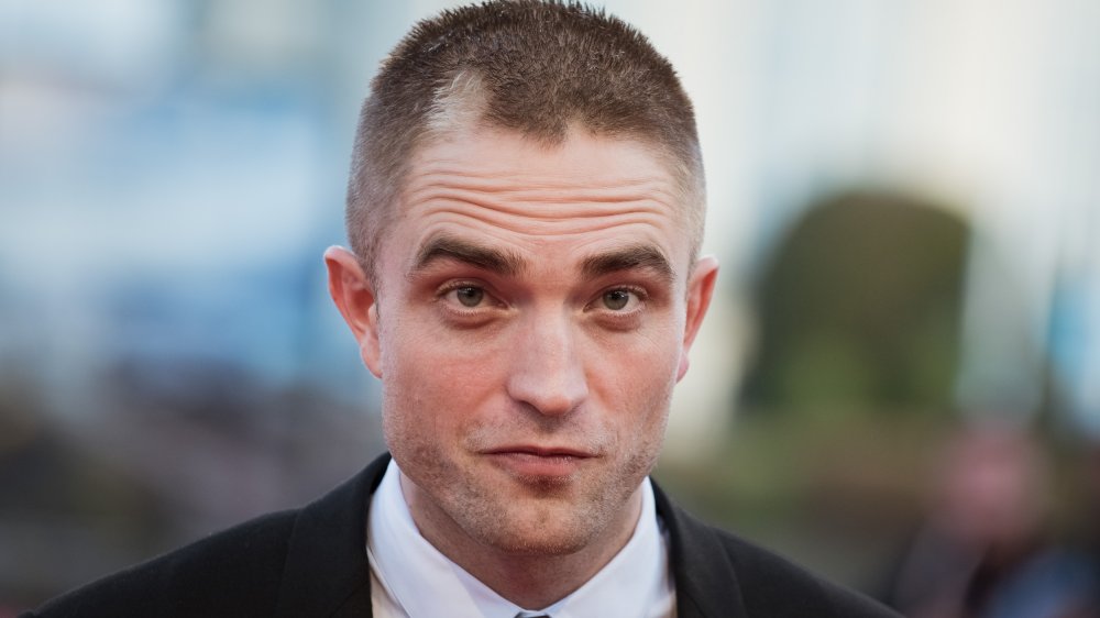 Robert Pattinson con la cabeza rapada y un parche ligero en el cabello 