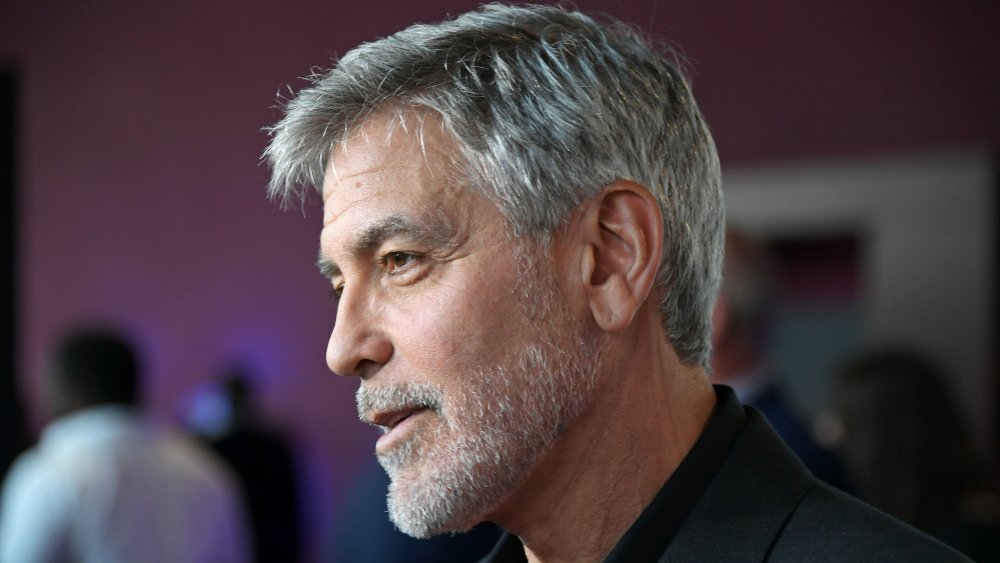 Perfil lateral de George Clooney