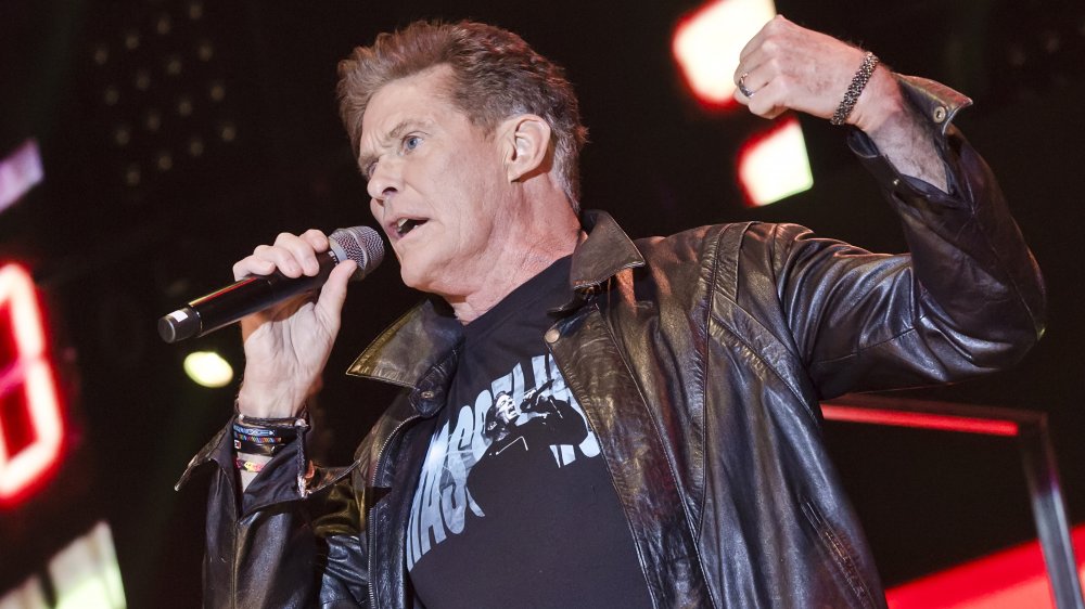 David Hasselhoff en el escenario hablando