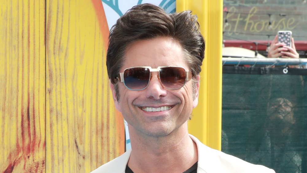 John Stamos con gafas de sol