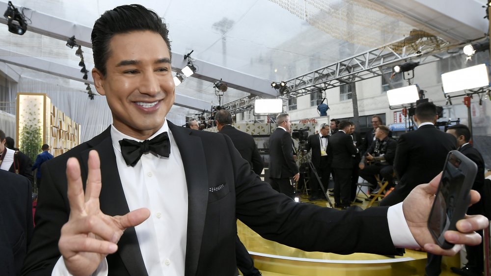 Mario Lopez tomando selfie en alfombra roja