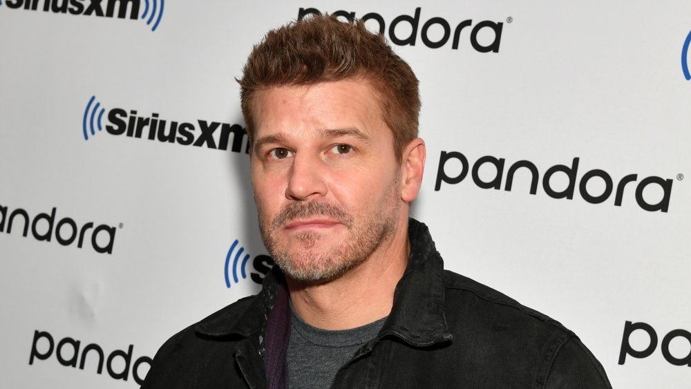 David Boreanaz con chaqueta vaquera negra