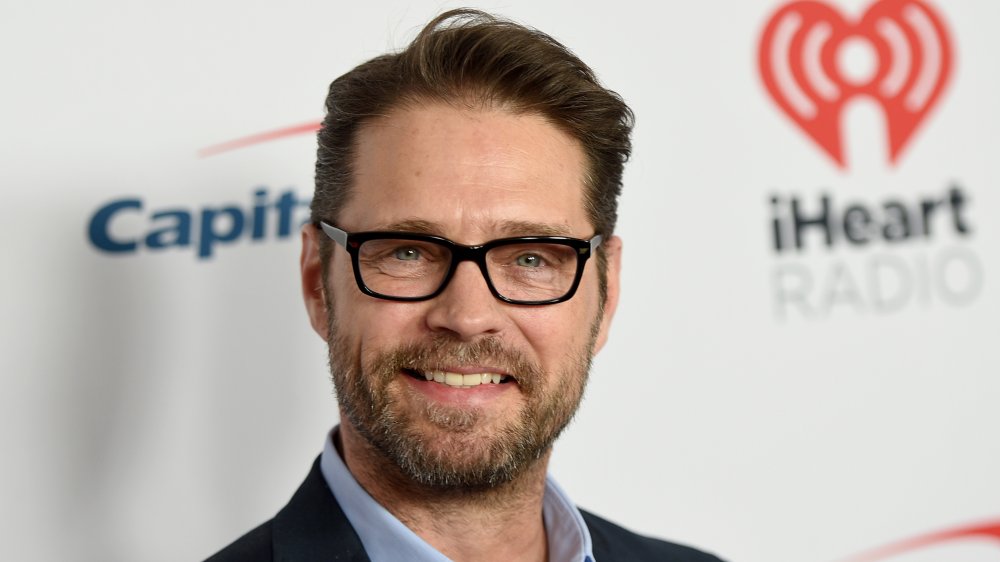 Jason Priestley con gafas de montura negra