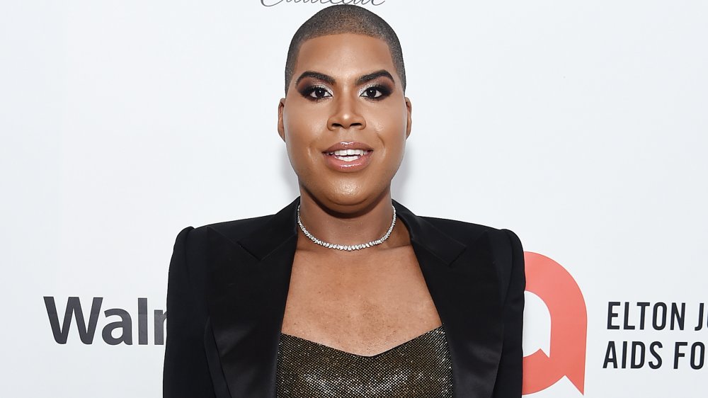 EJ Johnson con gargantilla y blazer negro