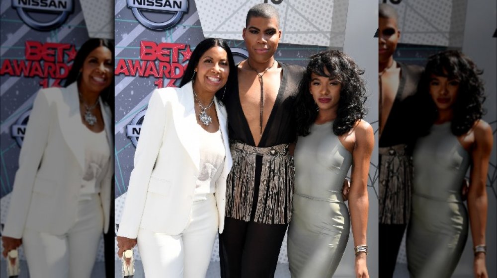 Cookie, EJ y Elisa Johnson posando juntos en los premios BET