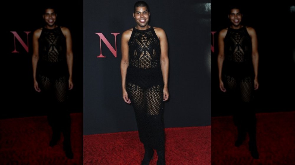 EJ Johnson con un vestido de malla