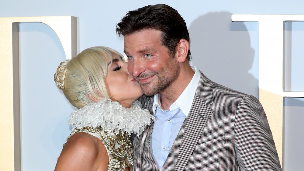 Lady Gaga besando a Bradley Cooper en la mejilla