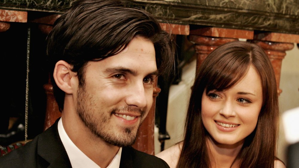 Un joven Milo Ventimiglia y Alexis Bledel, ambos sonriendo