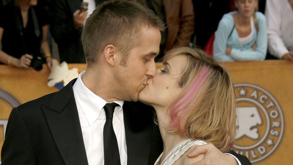 Ryan Gosling y Rachel McAdams compartiendo un beso en un evento de alfombra roja