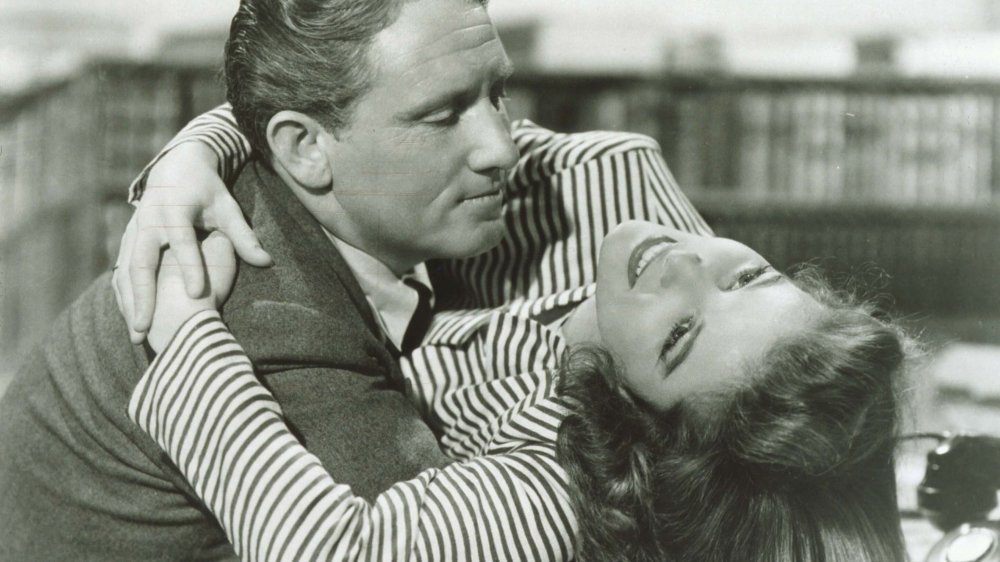 Fotografía en blanco y negro de Spencer Tracy sosteniendo una sonriente Katherine Hepburn