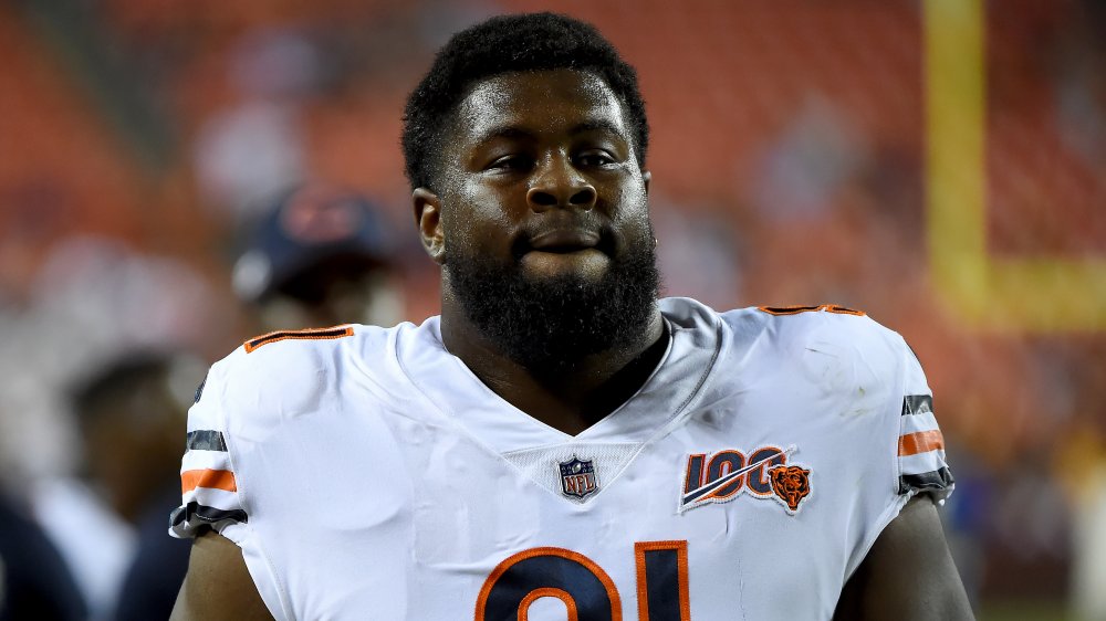 El jugador de la NFL Eddie Goldman en el campo de los Chicago Bears 