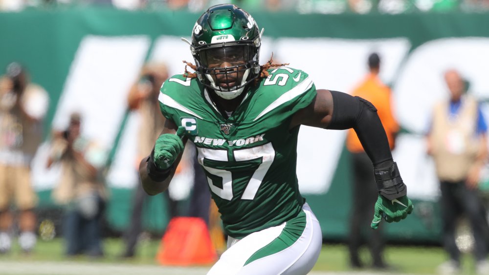 El jugador de la NFL C.J. Mosley en el campo de los New York Jets