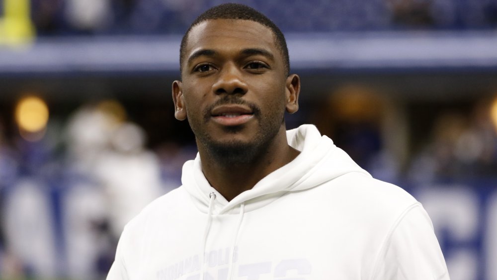 La estrella de la NFL Devin Funchess con una sudadera con capucha blanca 