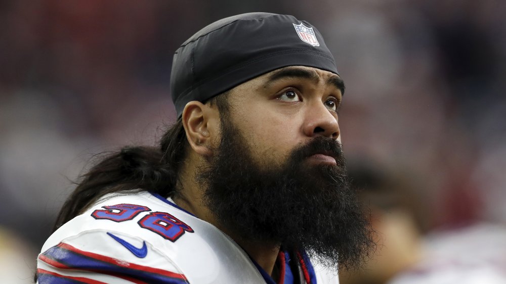 El jugador de la NFL Star Lotulelei en el campo de los Buffalo Bills