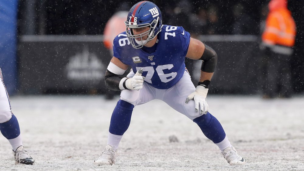 El jugador de la NFL Nate Solder en el campo de los New York Giants