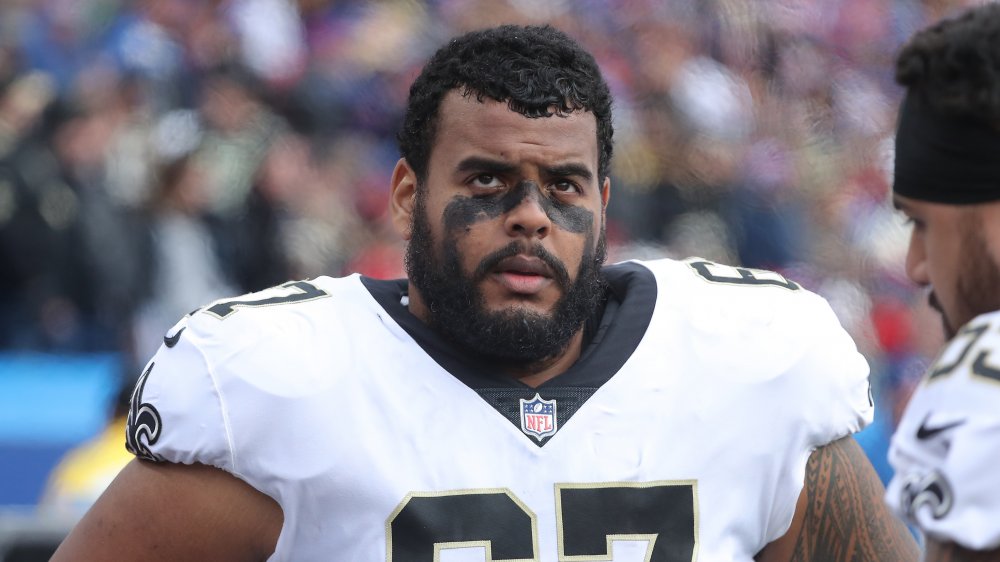 El jugador de la NFL Larry Warford en el campo de los New Orleans Saints