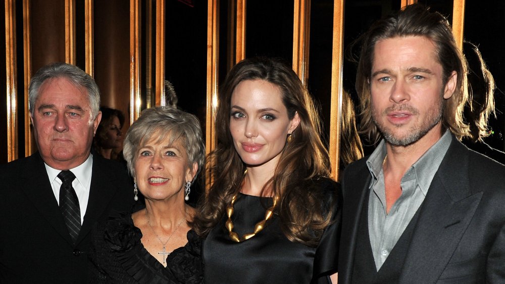 Angelina Jolie y Brad Pitt posan con William Pitt y Jane Pitt 