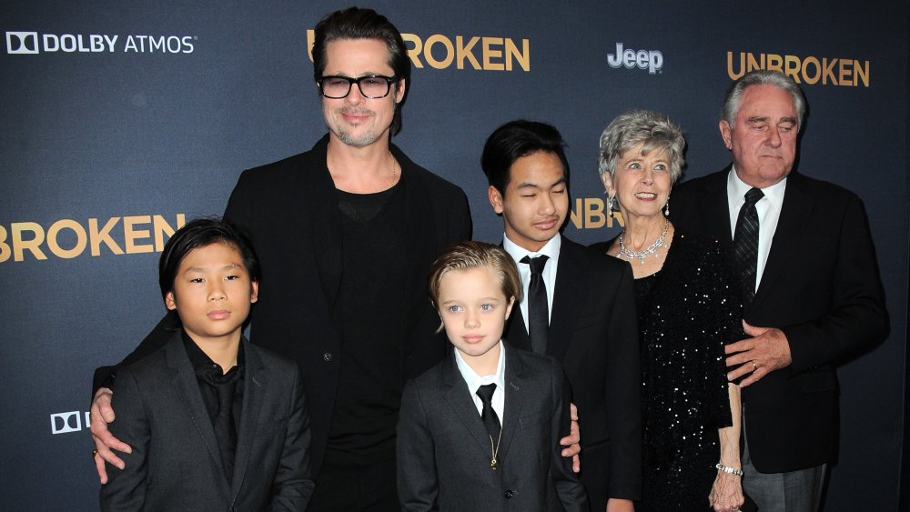 Brad Pitt con sus hijos Pax, Shiloh, Maddox y sus padres Jane Pitt y William Pitt 