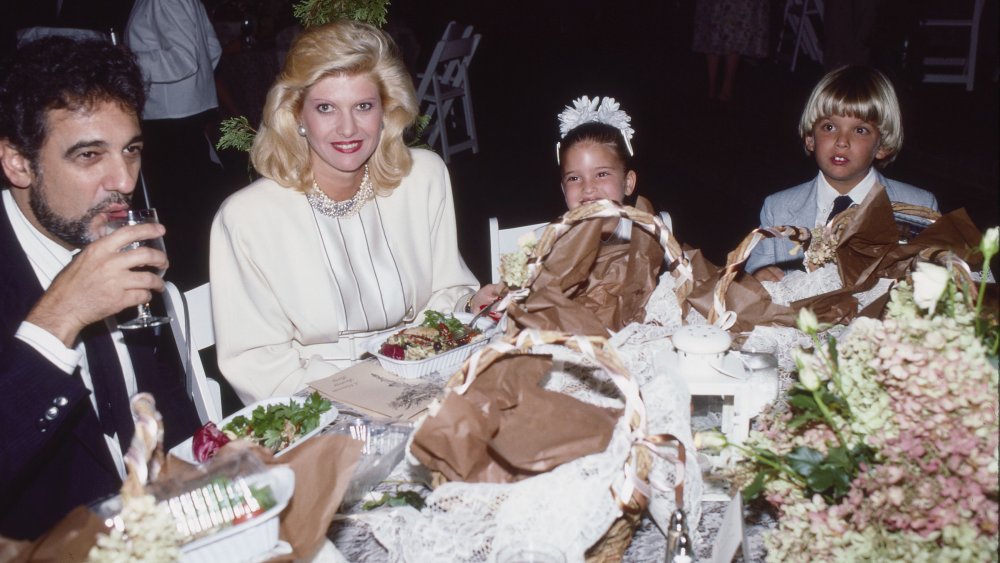 Luciano Pavarotti, Ivana Trump, Ivanka Trump y Eric Trump en una cena en 1987