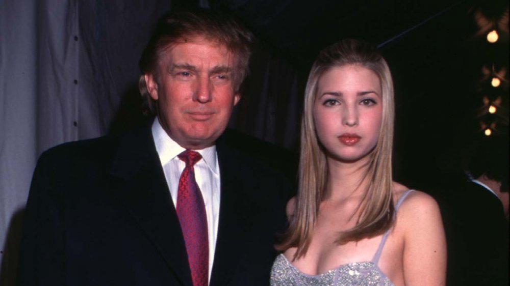 Donald Trump y una adolescente Ivanka Trump posando con expresiones neutrales