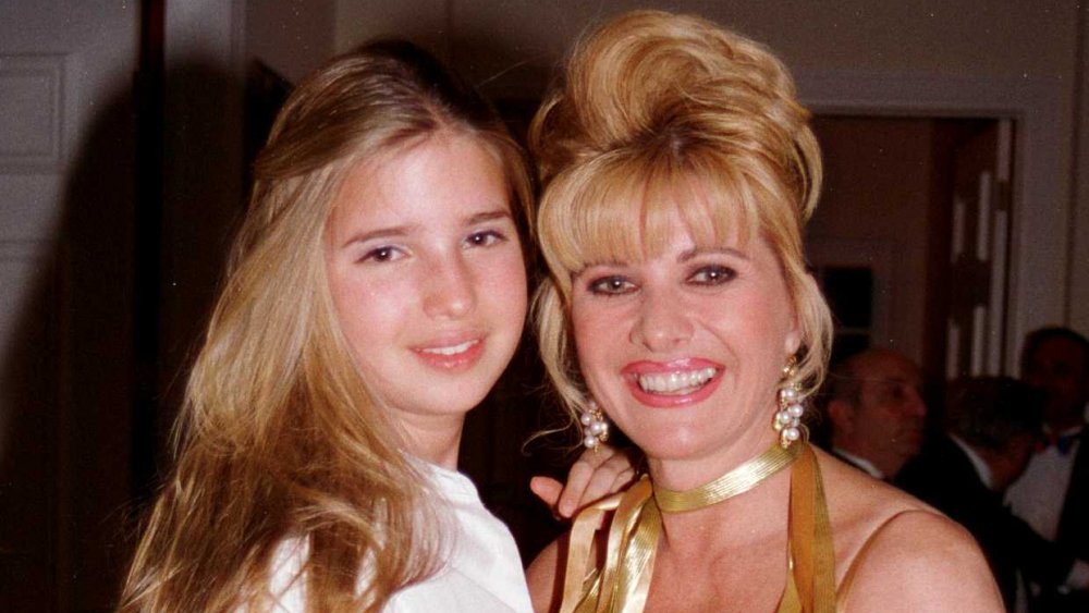 Una adolescente Ivanka Trump con Ivana Trump, ambas sonriendo