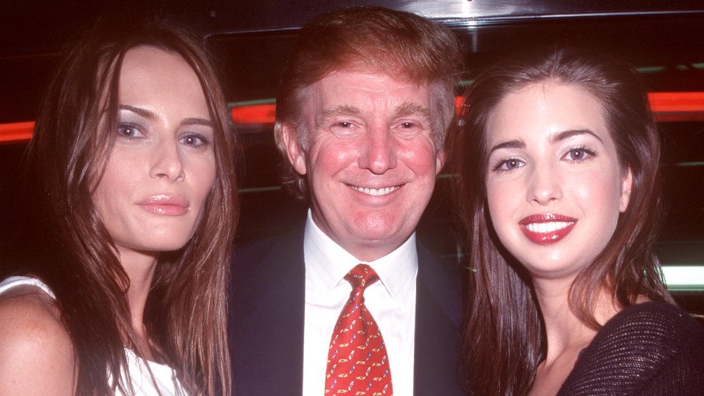 Melania Trump, Donald Trump e Ivanka Trump posando juntos en 2000