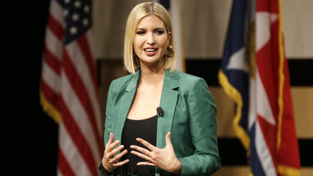 Ivanka Trump en un blazer verde y top negro, hablando