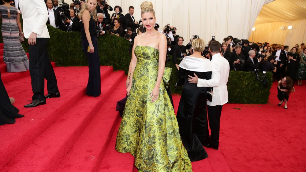 Ivanka Trump con un vestido floral verde, su pelo en un up-do, en la Gala Met 2014