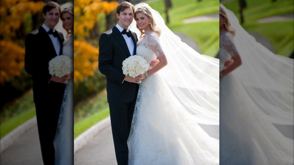 Jared Kushner e Ivanka Trump sonriendo el día de su boda