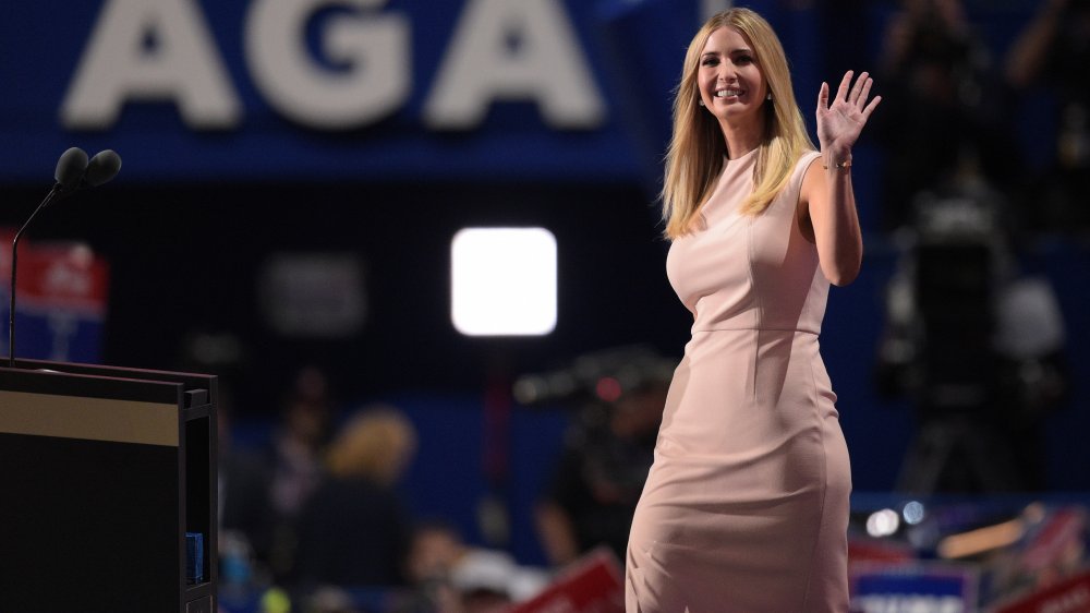 Ivanka Trump con un vestido rosa, sonriendo y saludando en el RNC 2016