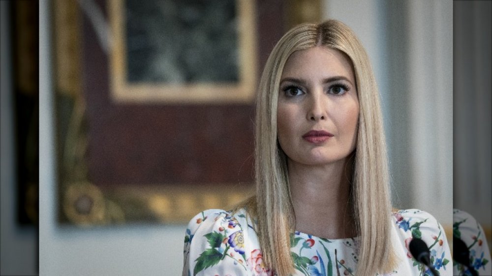 Ivanka Trump con un vestido floral blanco, con vistas a una expresión seria