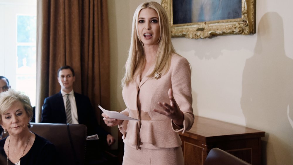 Ivanka Trump con un traje de falda de melocotón, hablando durante una reunión del gabinete en 2018