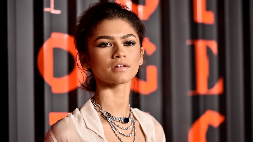 Zendaya con traje de crema y joyería de plata