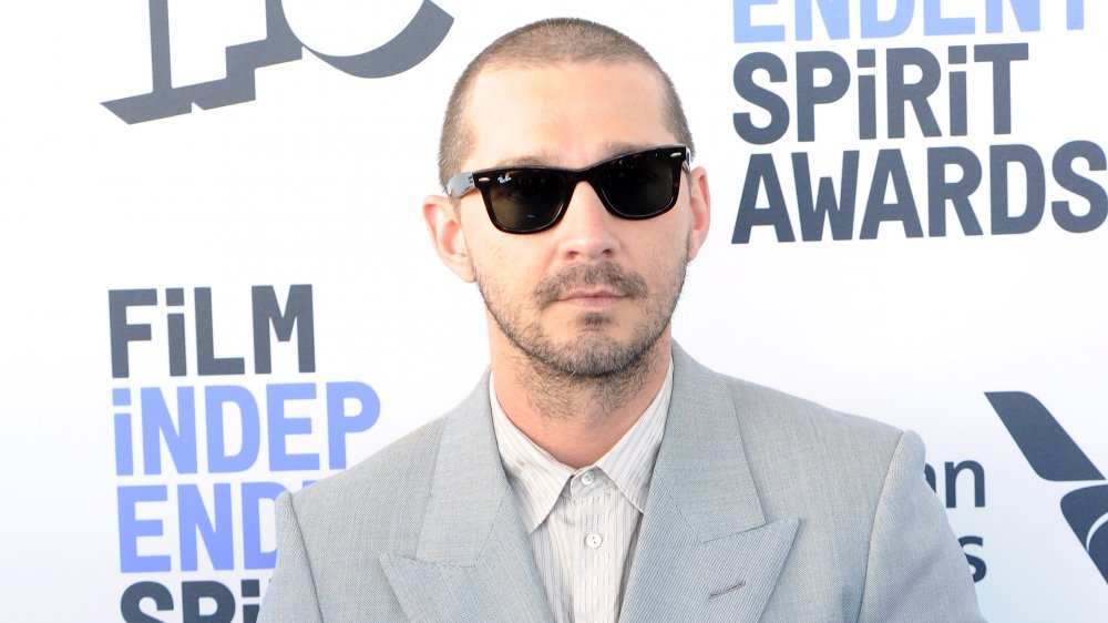 Shia LaBeouf en gafas de sol Rayban