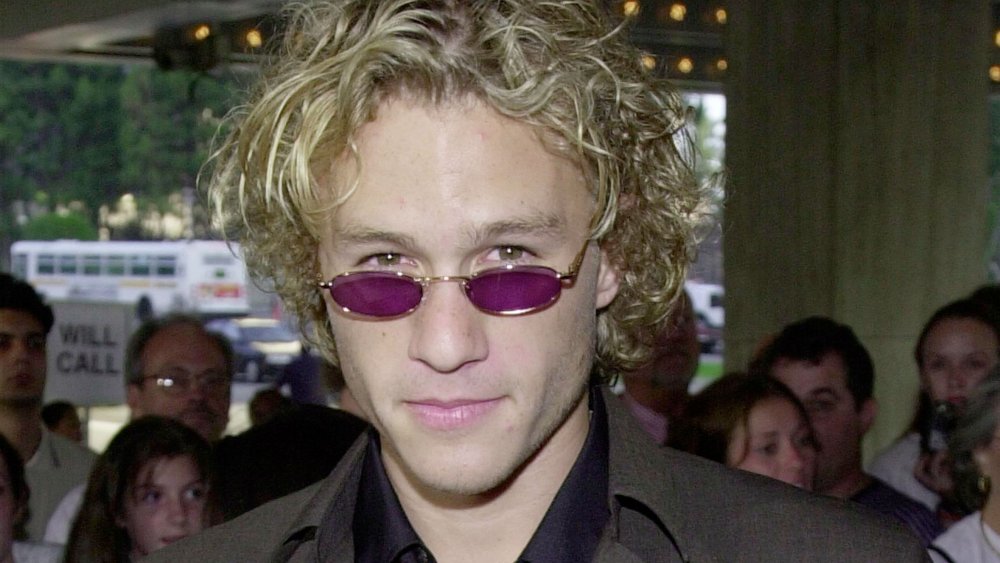 Heath Ledger con pequeñas gafas de sol moradas