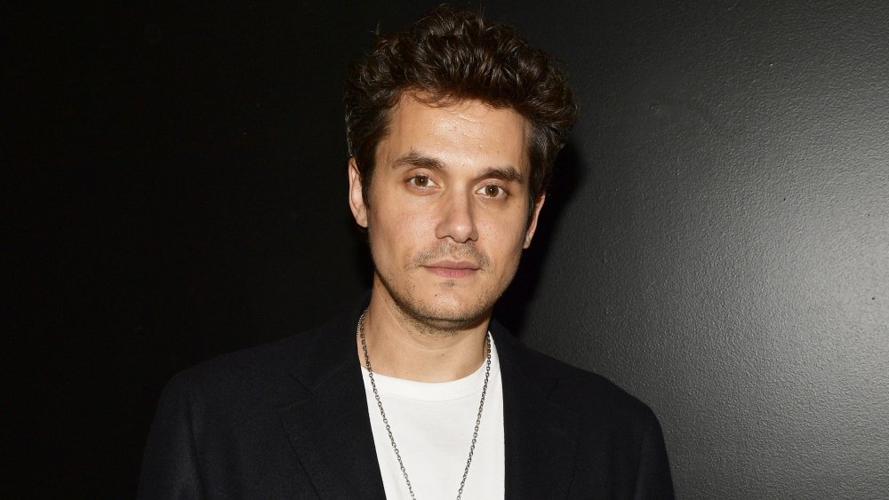 John Mayer con blazer negro y camiseta blanca