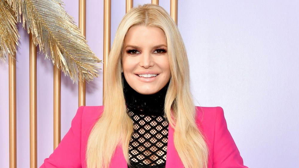 Jessica Simpson en blazer rosa