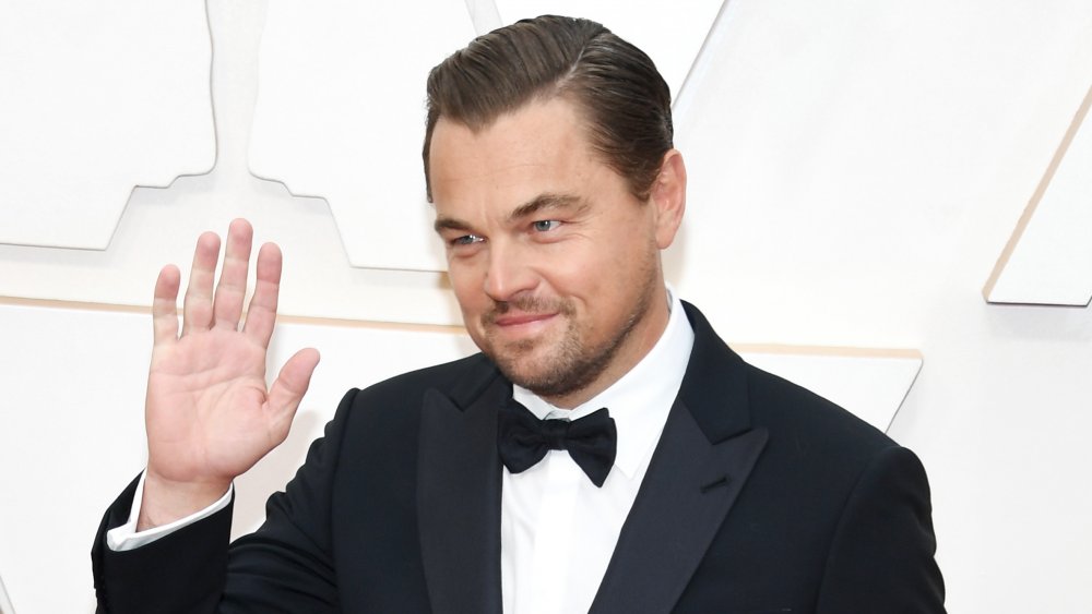 Leonardo DiCaprio saludando fuera de la cámara