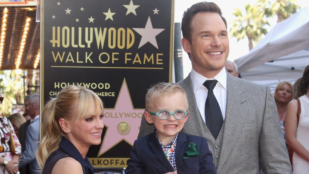 La actriz Anna Faris, Jack Pratt y el actor Chris Pratt en la ceremonia de la estrella de Chris Pratt Walk Of Fame